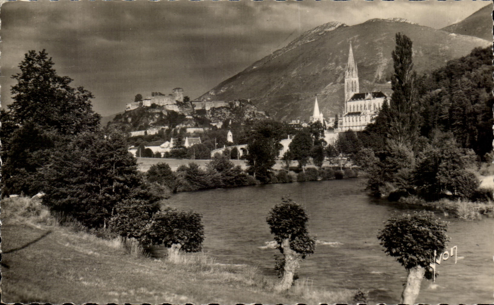 Lourdes (Hautes-Pyrénées) — Le Gave de Pau, la Basilique et le Château-fort — Éditions d'Art Française