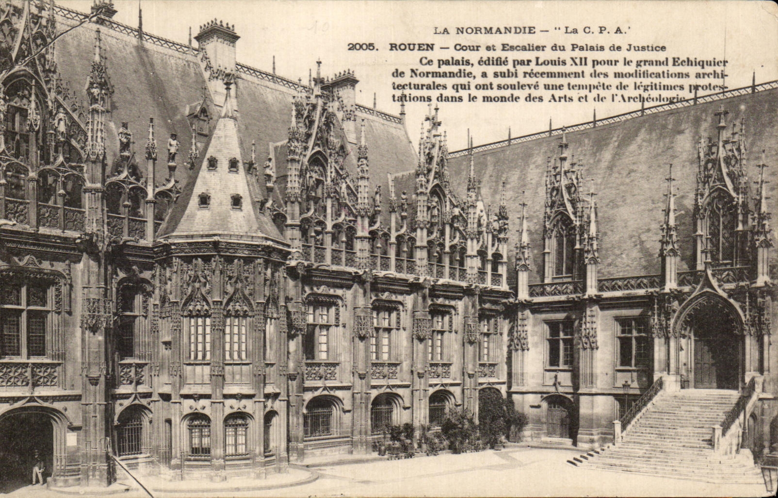 CPA Rouen Cour Et Escalier du Palais de Justice 