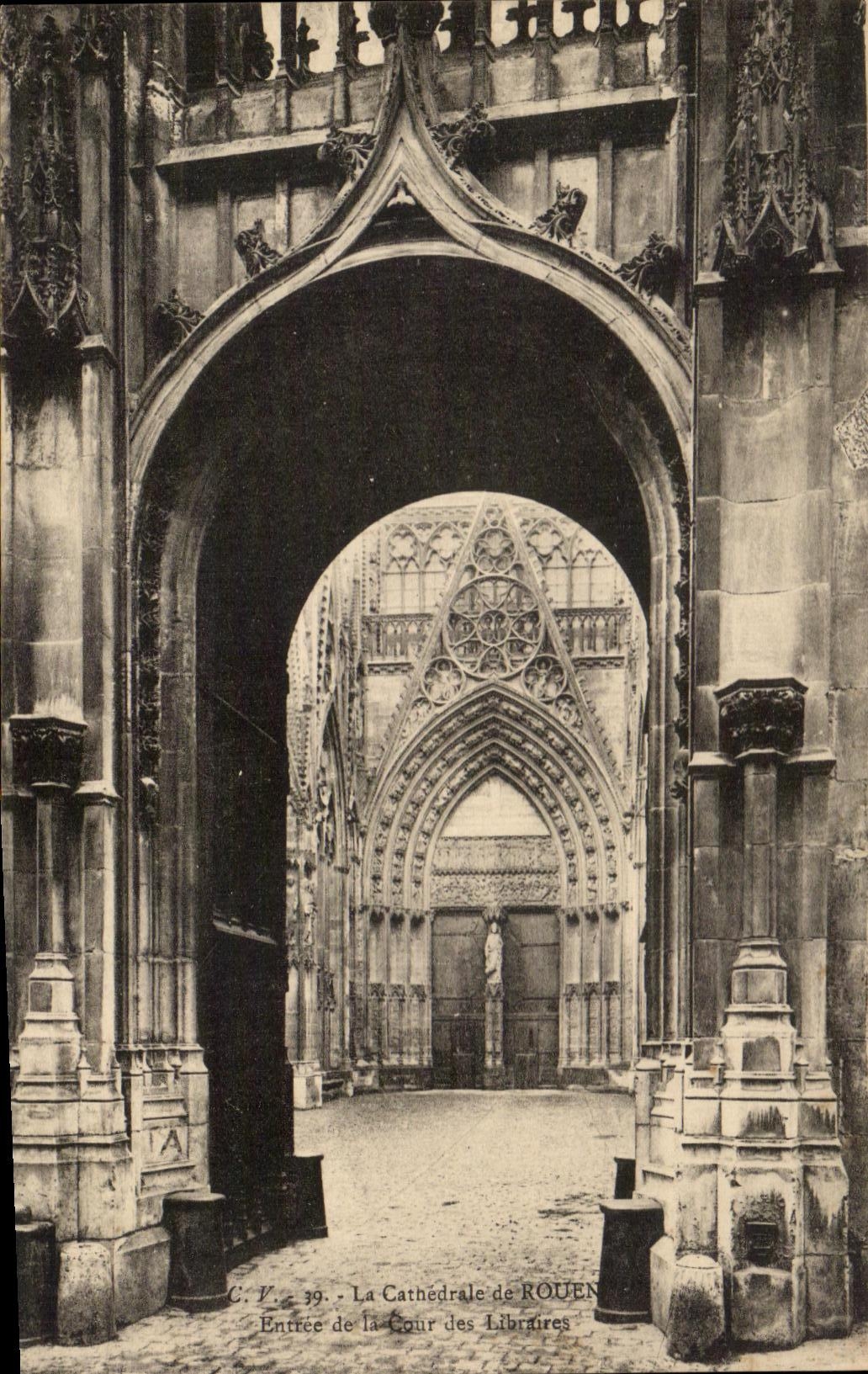 CPA La Cathedrale de Rouen Entree de la Tour des Libraries