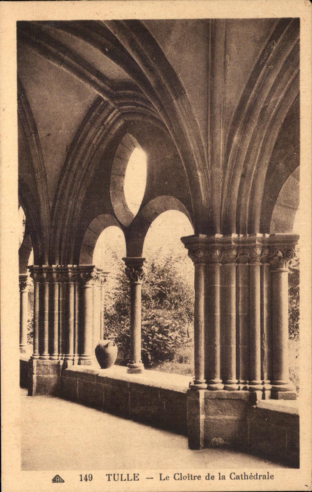 CPA Tulle Le Cloltre De La Cathedrale