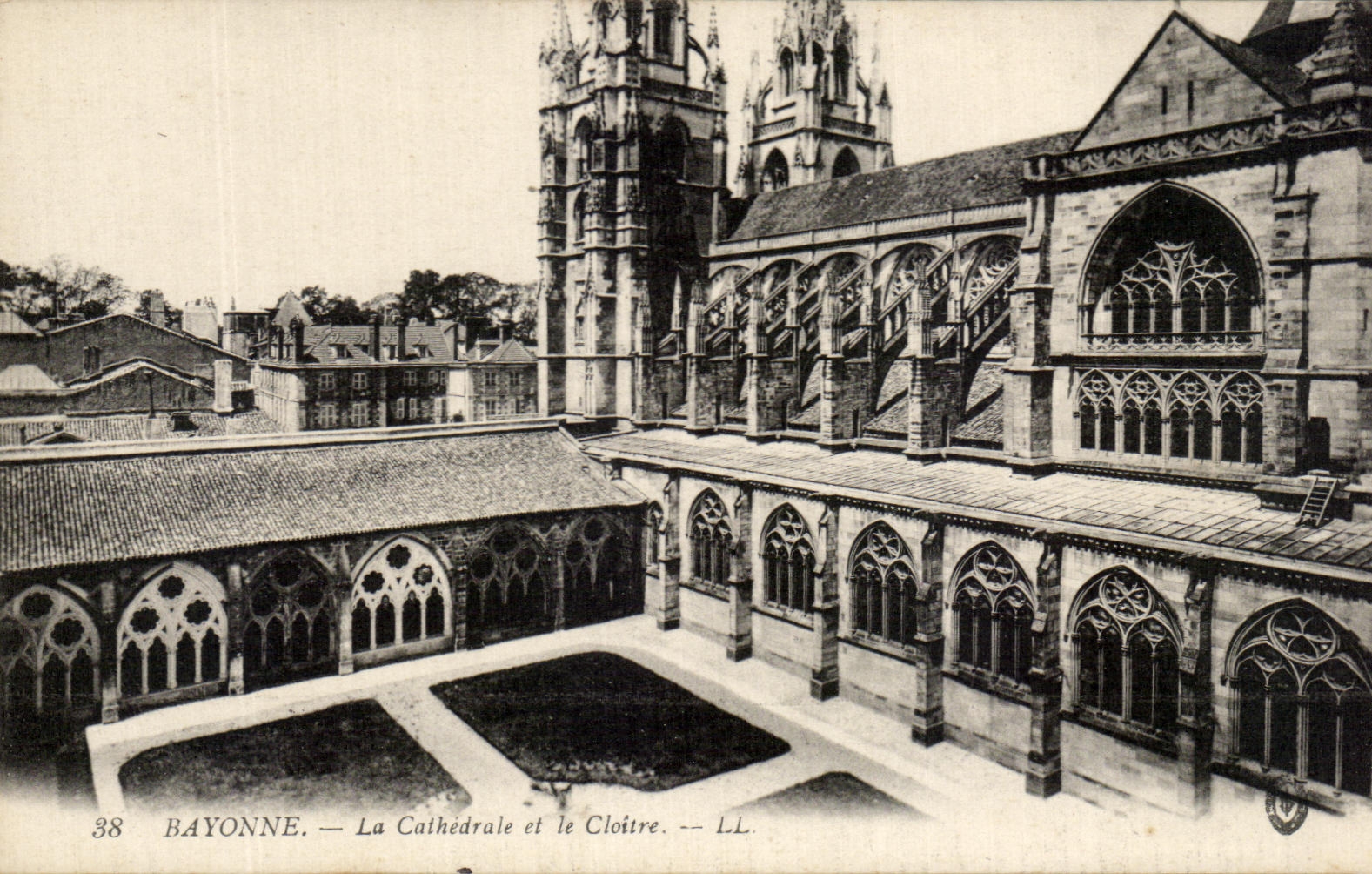 CPA Bayonne La Cathedrale Et Le Cloitre