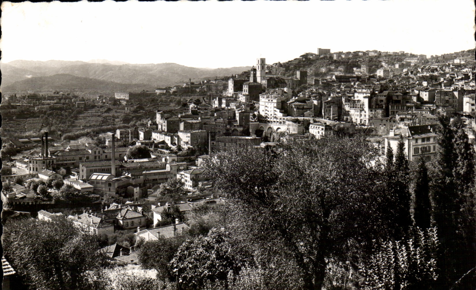 Grasse — Vue générale sur la ville et les environs — Éditions Fabrication Véritable