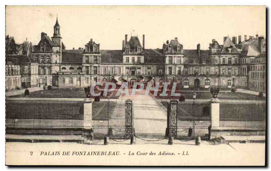 Palais von Fontainebleau — Die Cour des Adieux — LL