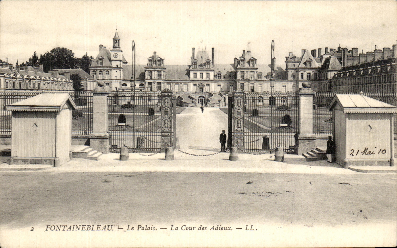 Fontainebleau — Le Palais — La Cour des Adieux — LL.