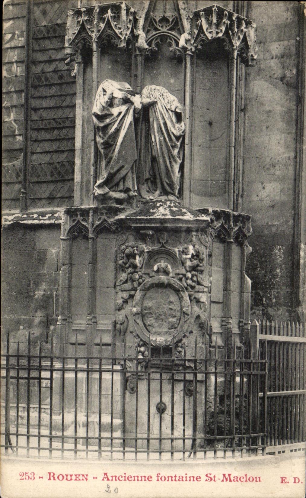 CPA Rouen Ancienne Fontaine St Maclou