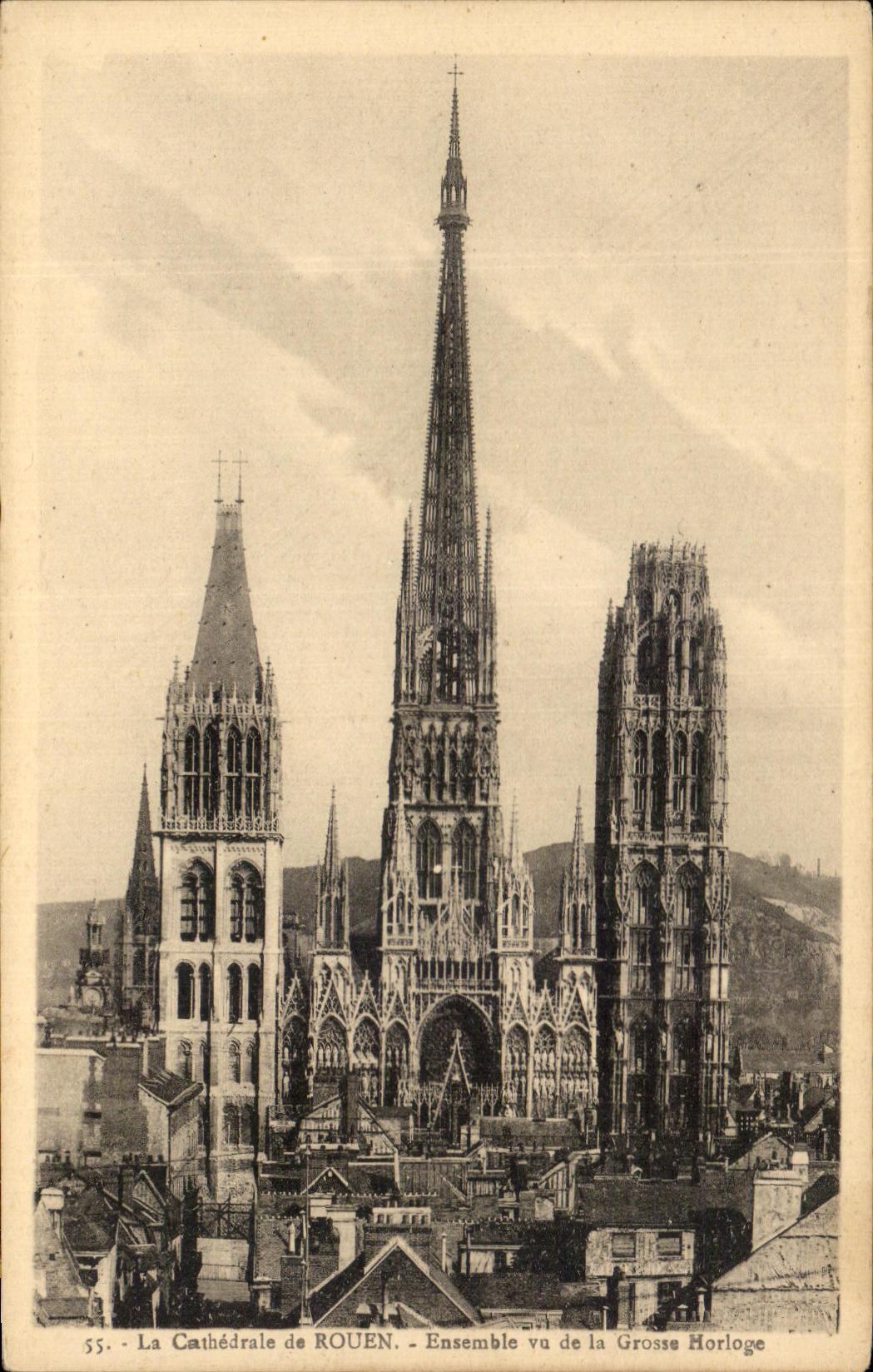 CPA La Cathedrale de Rouen Ensemble vu de la Grosse Horloge