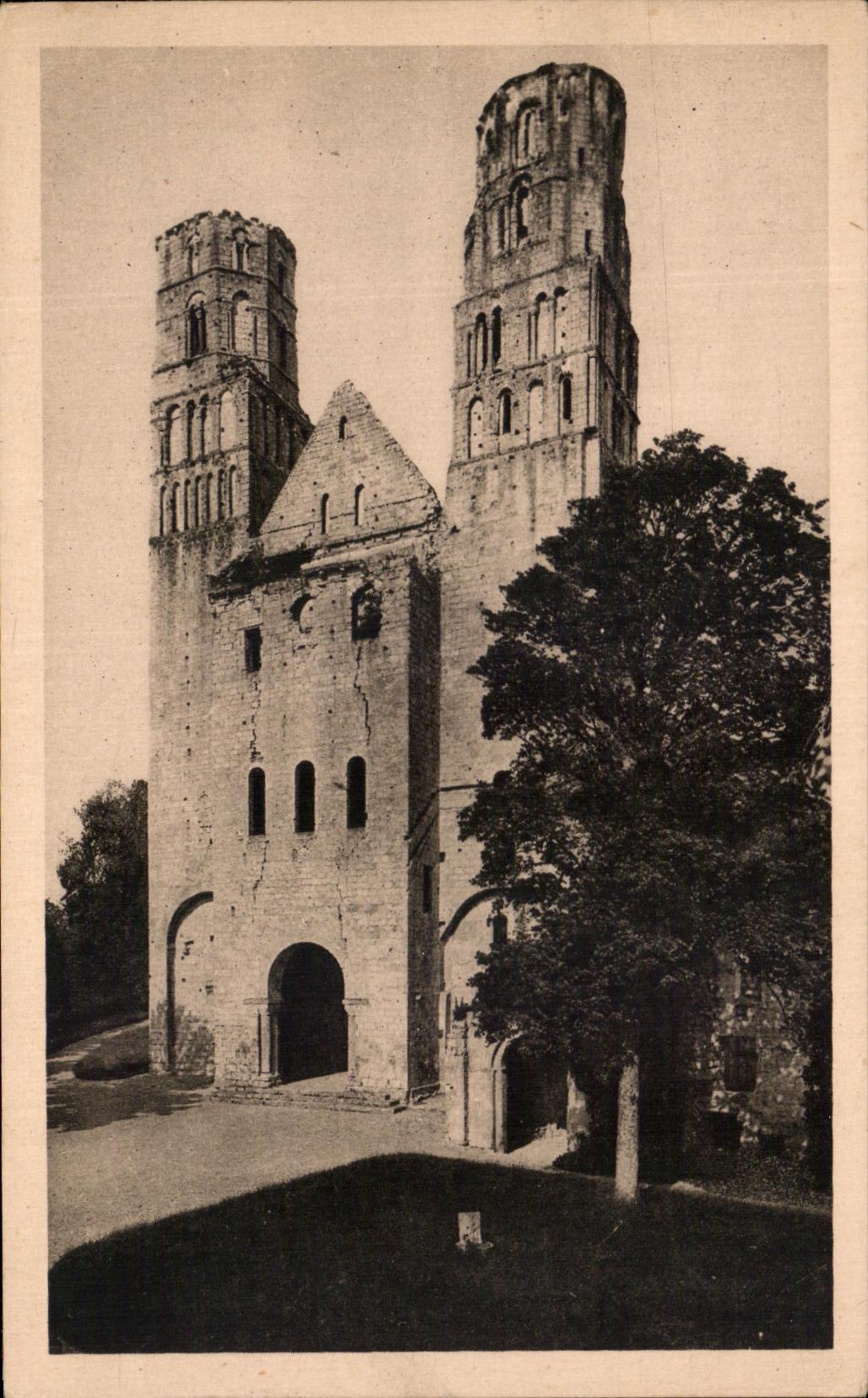 Ruines de l'abbaye de Jumièges — Les deux tours de l'église N.-D. — Imp. L. Rue Lutetlier, Paris