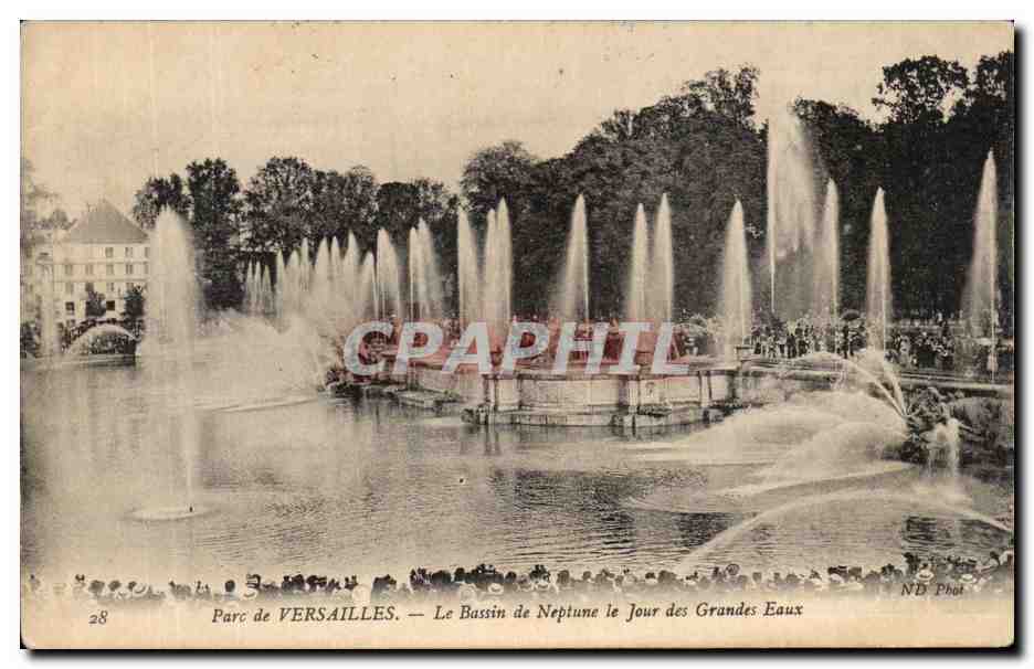 Parc de VERSAILLES — Le Bassin de Neptune le Jour des Grandes Eaux — NB Phot