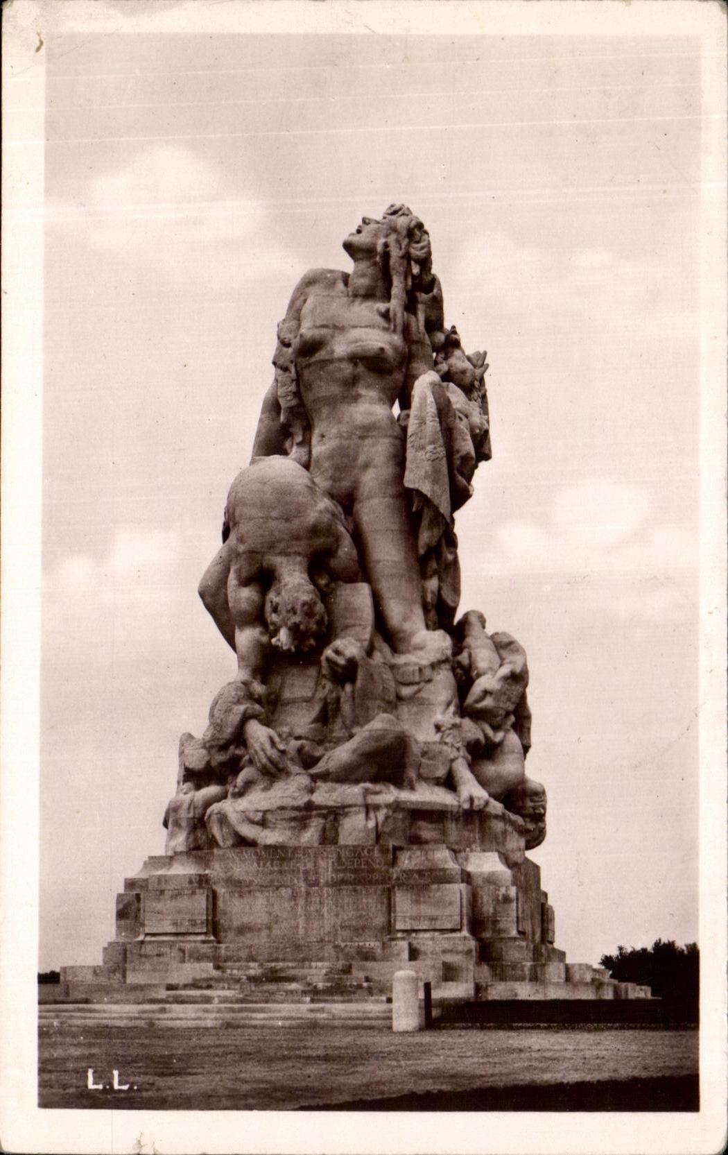 CPA Meaux Route De Varreddes Monument Commemoratif de la bataille de la Marne Don de l'Amerique a la France 