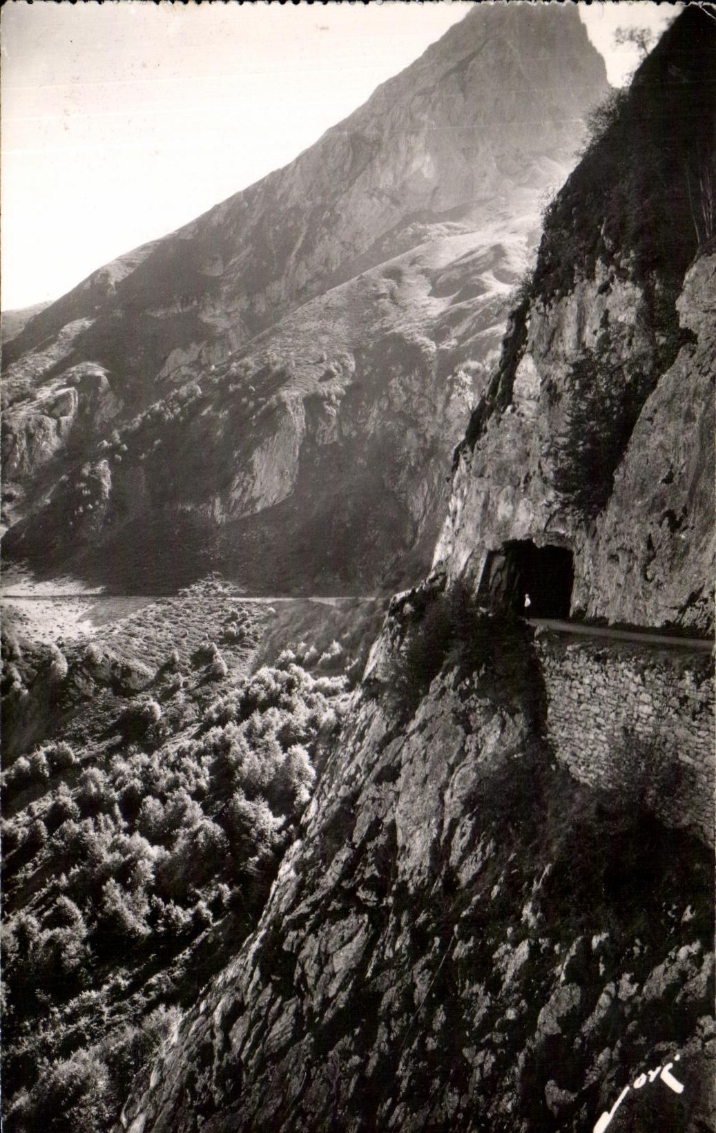 Route du Col d'Aubisque — La latte de Bazen vue du tunnel — Éditions JOVÉ, Pau