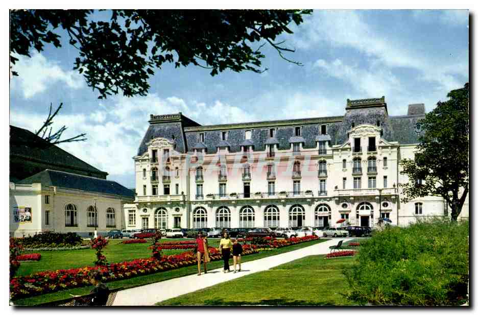 CPSM cabourg Le Grand Hotel Et Les Jardins