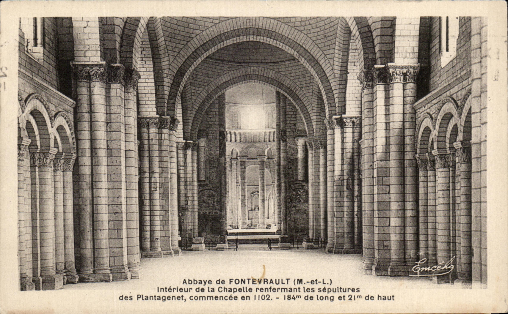 CPA Abbaye de Fontevrault Interieur de la Chapelle renfermant les sepultures