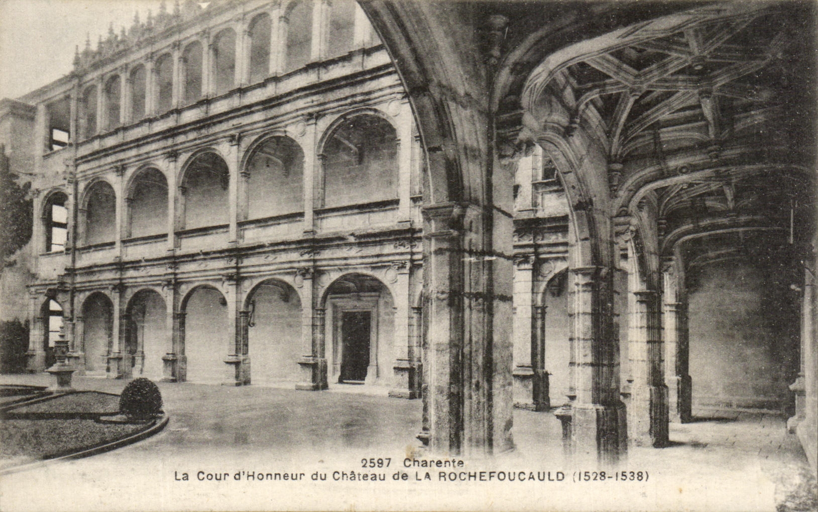 CPA La Cour d'Honneur du Chateau de La Rochefoucauld