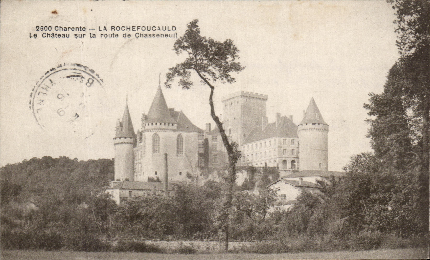 CPA Charente La Rochefoucauld Le Chateau sur la route de Chasseneuil