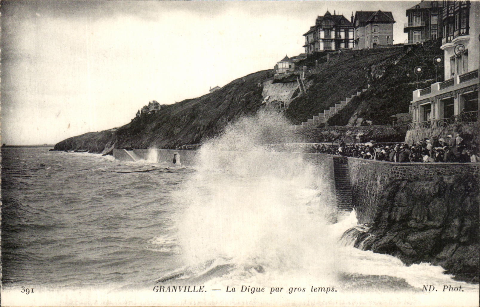 Granville — Die Digue bei stürmischem Wetter — ND. Phot.