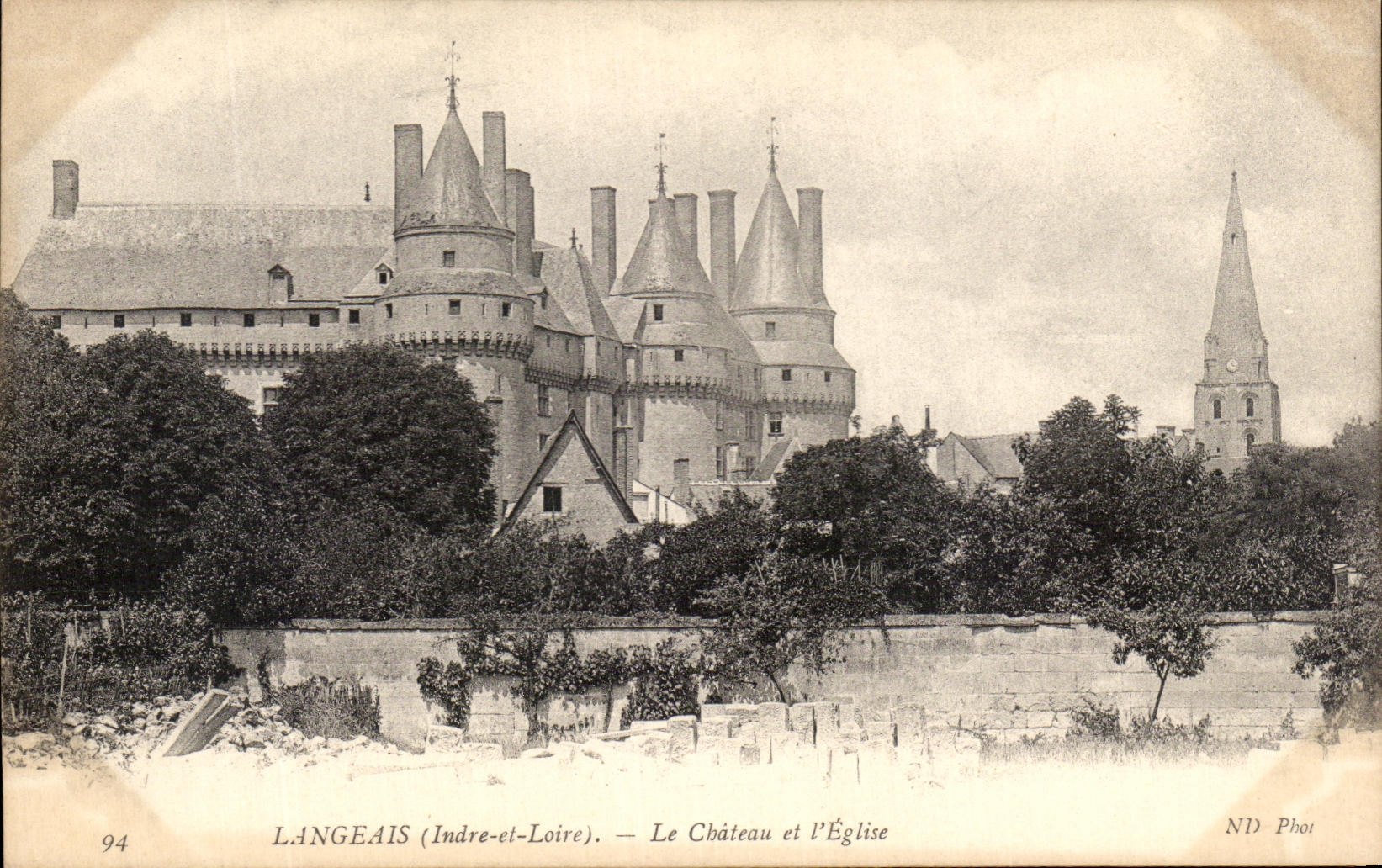 CPA Langeais Le Chateau et L'Eglise