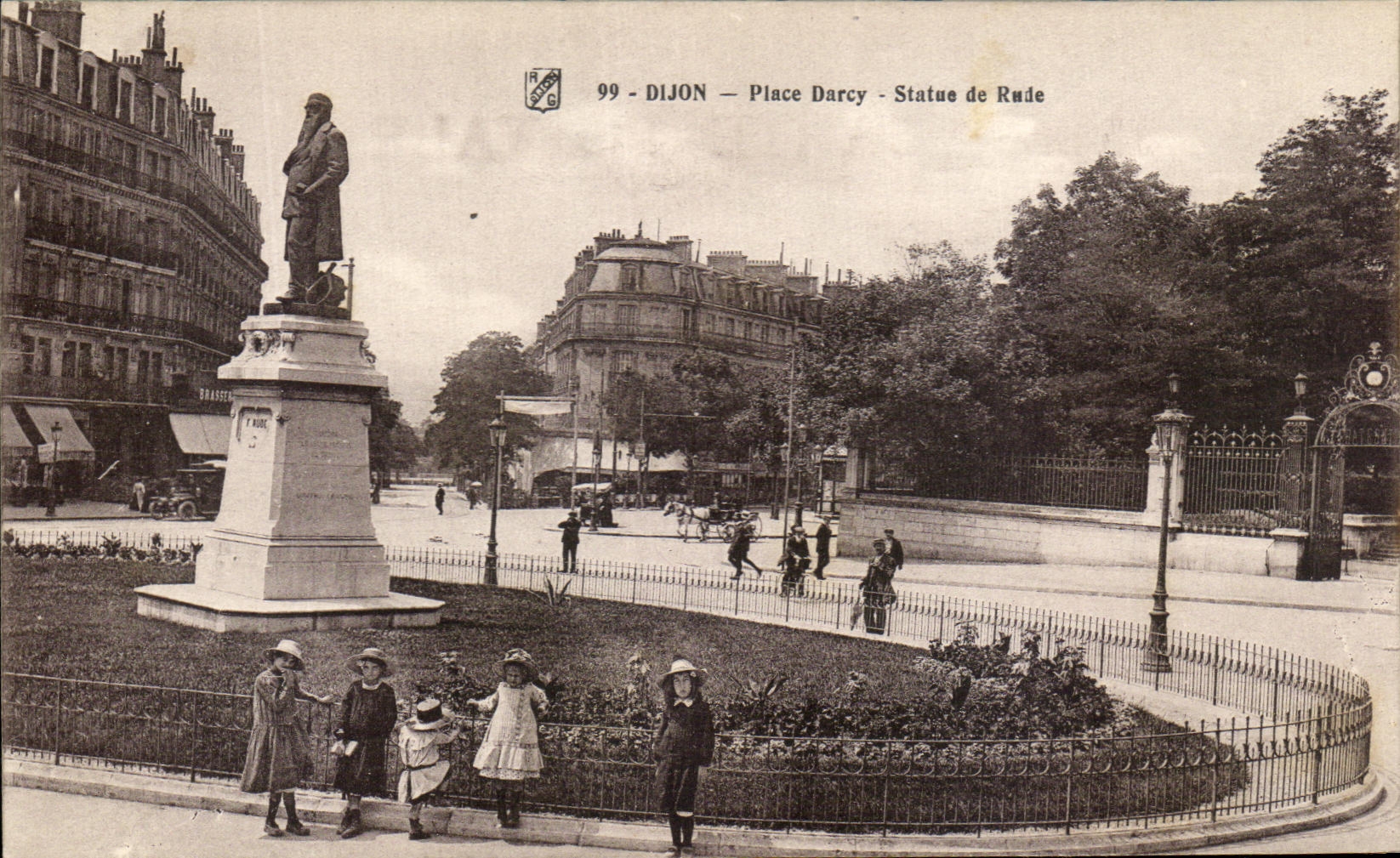 CPA Dijon Place Darcy Statue de Rude Enfants