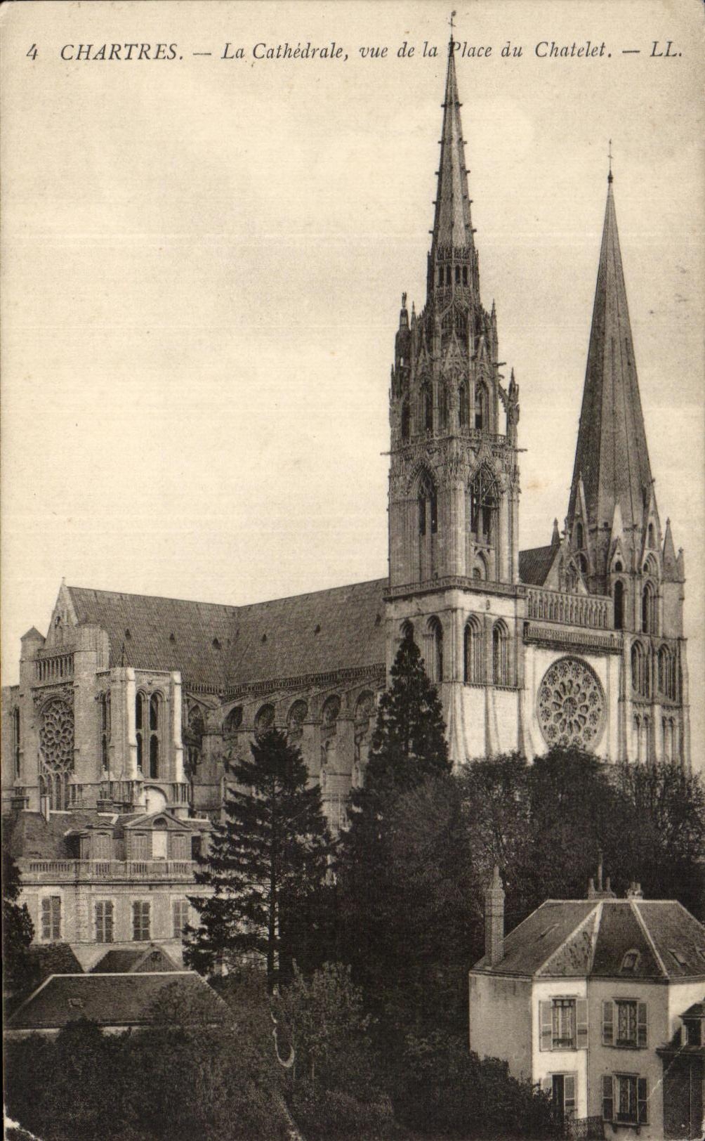 CPA Chartres La Cathedrale Vue De la Place du Chatelet 