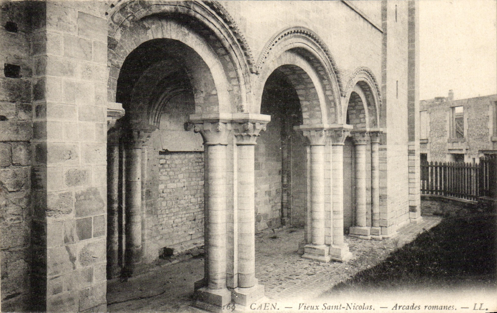 CPA Caen Vieux Saint Nicolas Arcades romanes