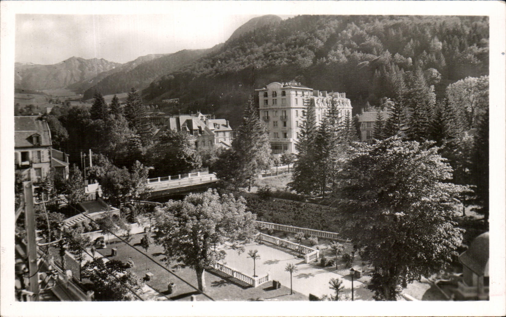 CPA Le Mont Dore Un Coin du Parc