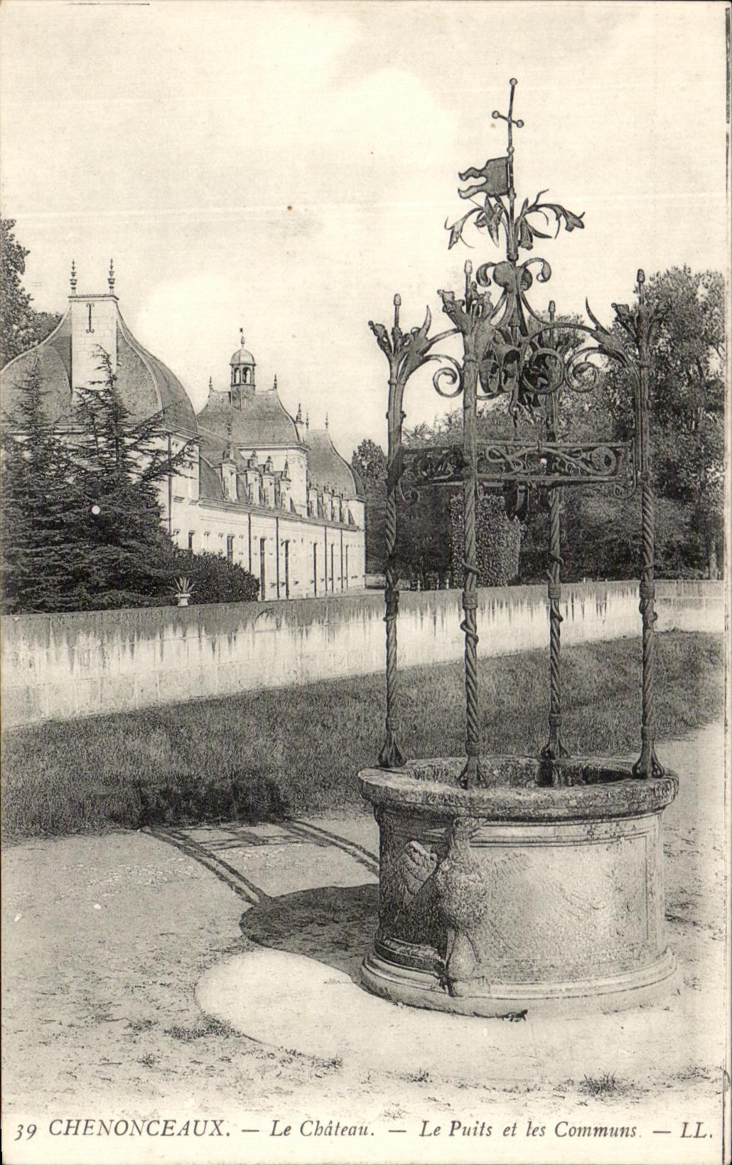 CPA Chenonceaux Le Chateau Le Puits Et Les Communs