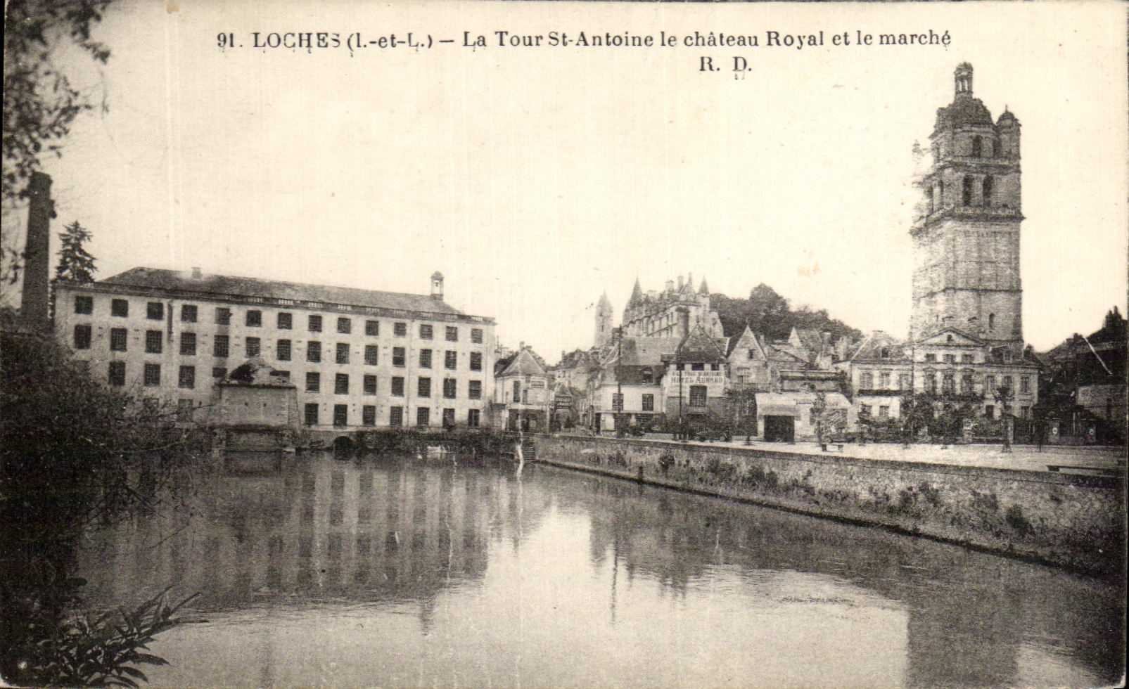 CPA Loches La Tour St Antoine Le Chateau Royal Et Le Marche
