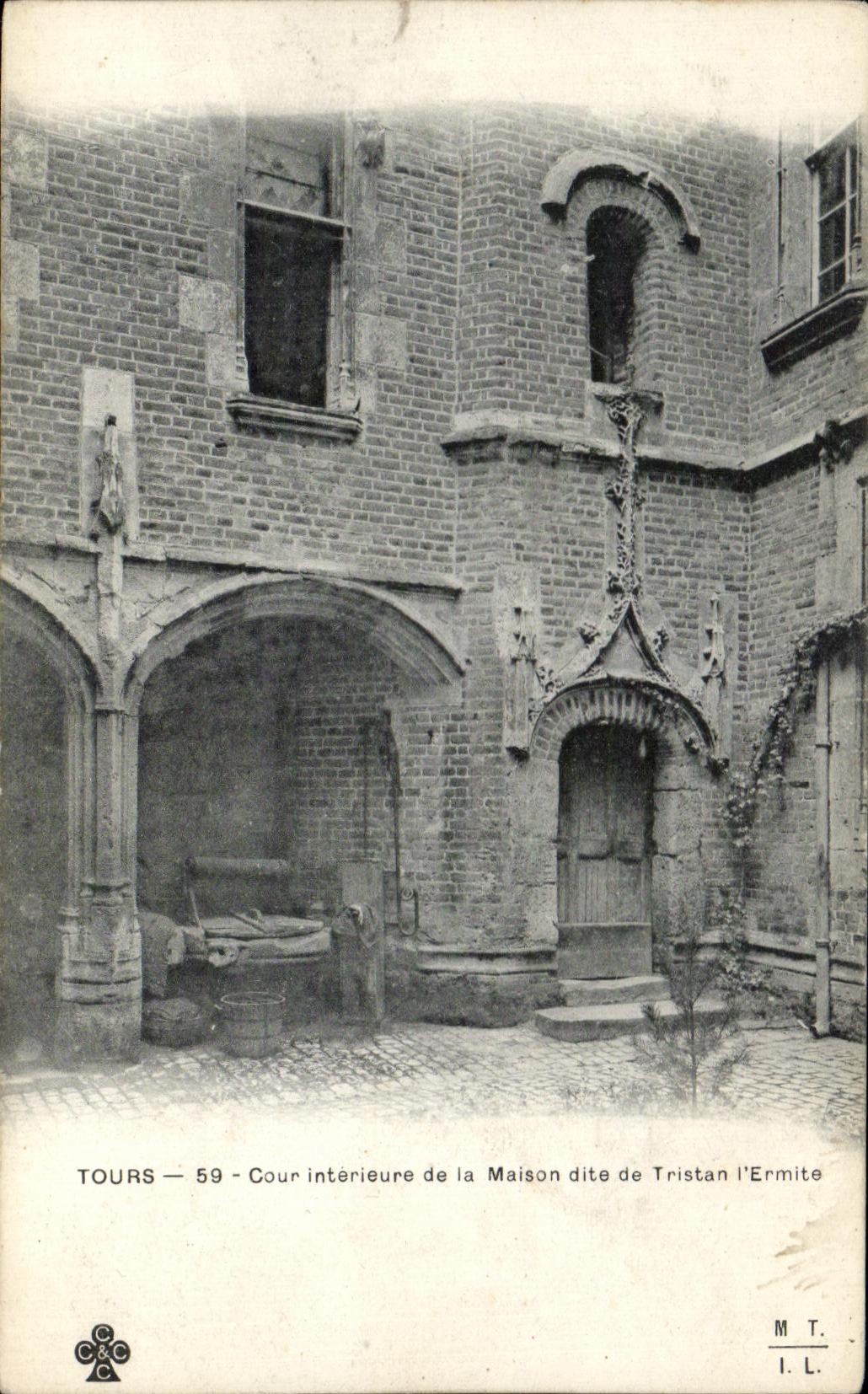 CPA Tours Cour Interieure De La Maison Dite De Tristan l'Ermite