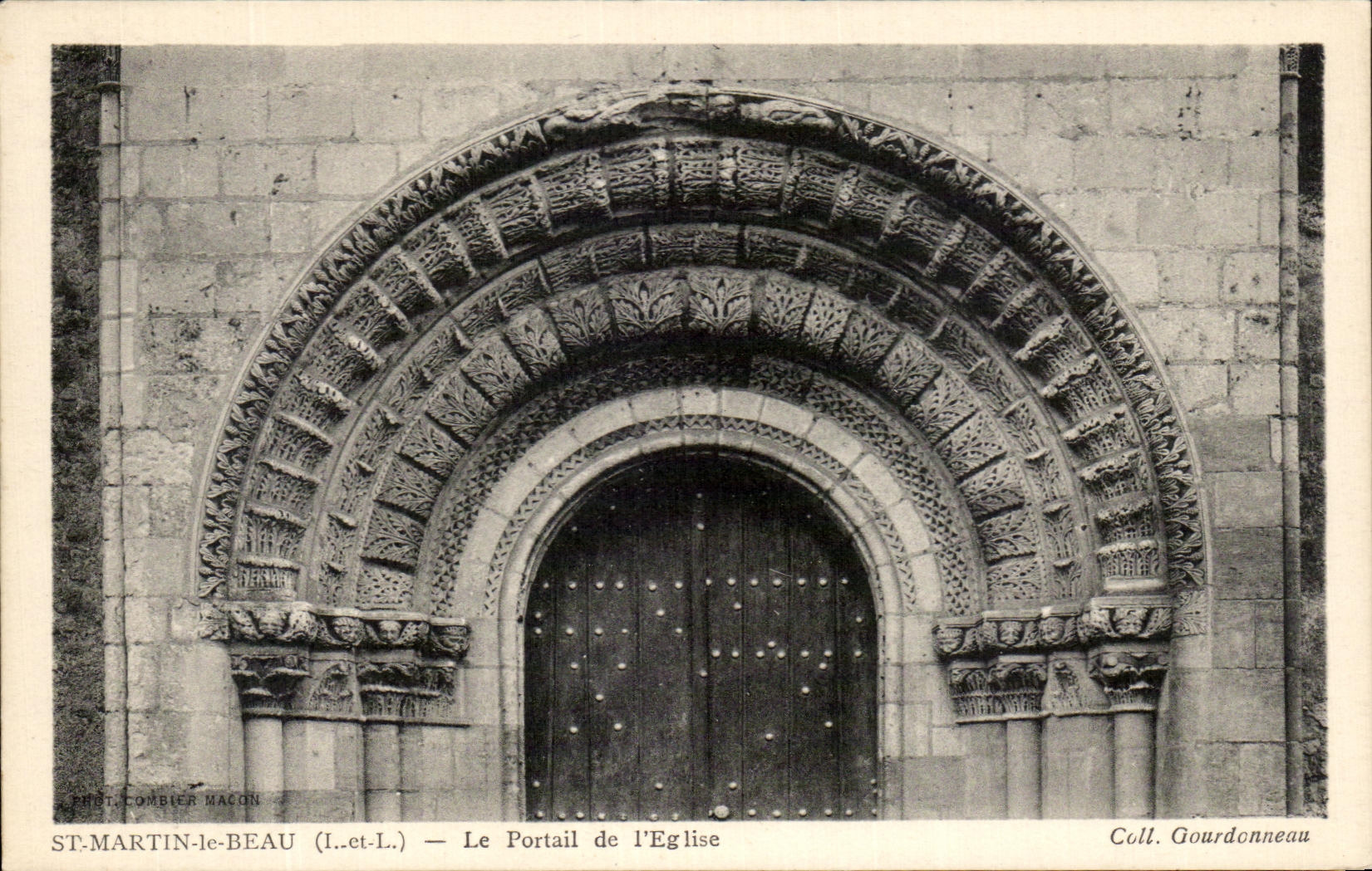 CPA St Martin Le Beau Le Portail De l'Eglise