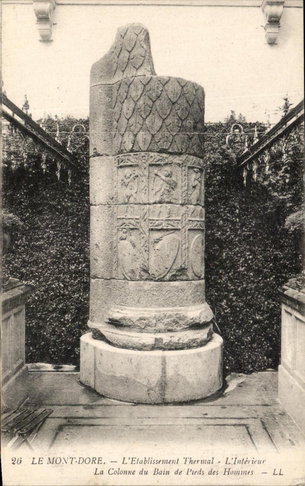 CPA Le Mont Dore L'Etablissement Fhermal L'Interieur La Colonne du Bain de Pieds des Hommes