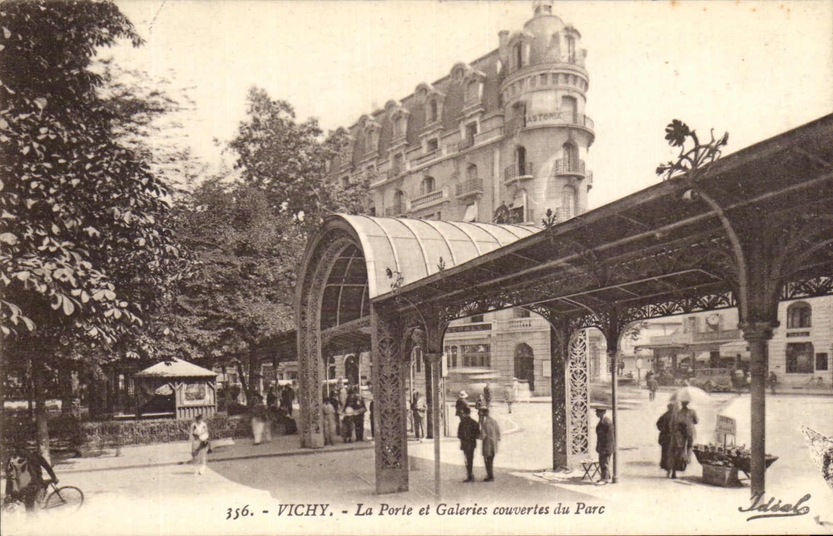CPA Vichy La Porte Et Galeries Couvertes De Pare
