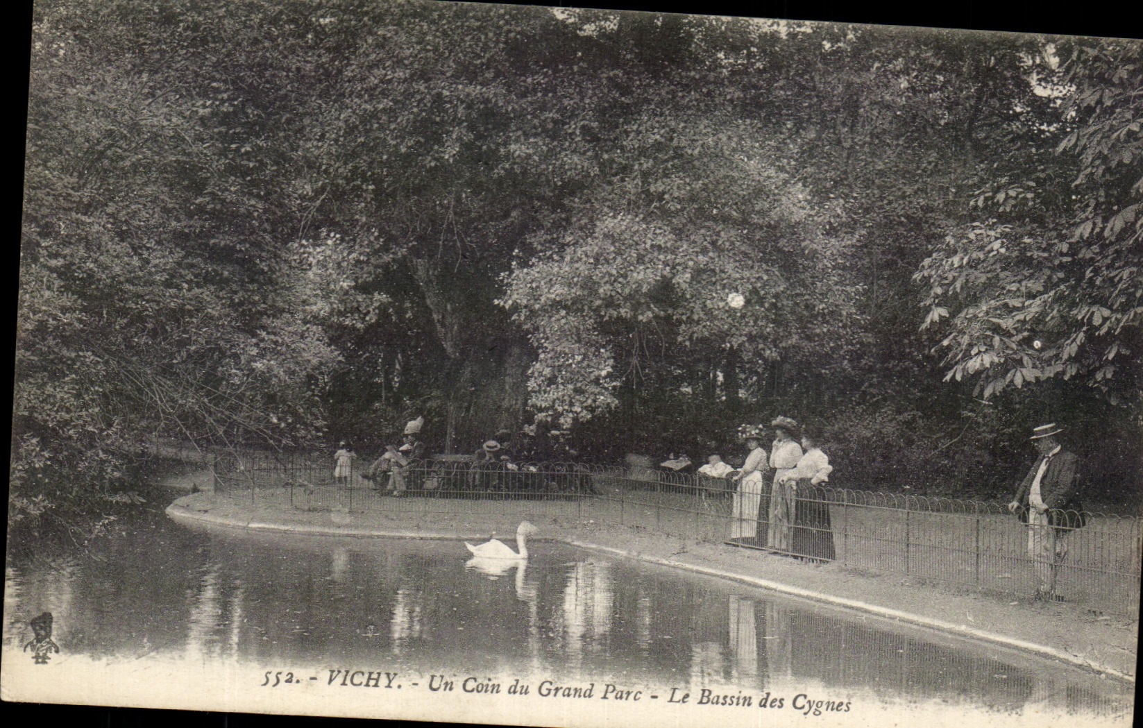 CPA Vichy Un Coin Du Grand Pare Le Bassin Des Cygnes