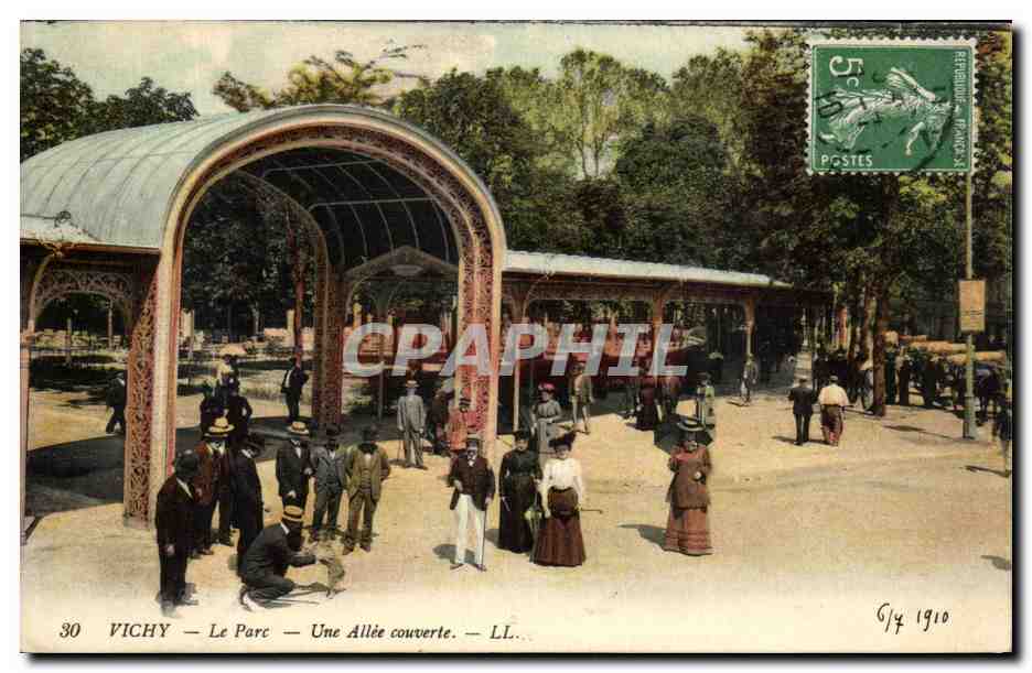 Vichy — Le Parc — Une Allée couverte — LL.