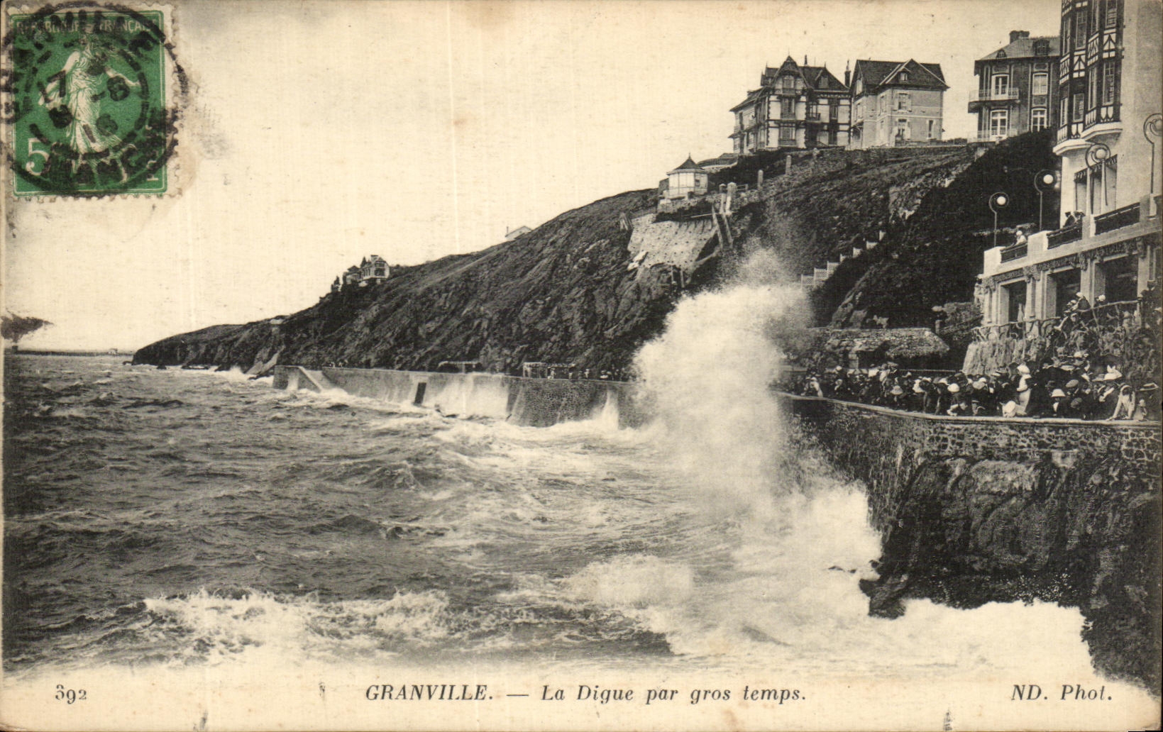 Granville — La Digue par gros temps — ND. Phot.