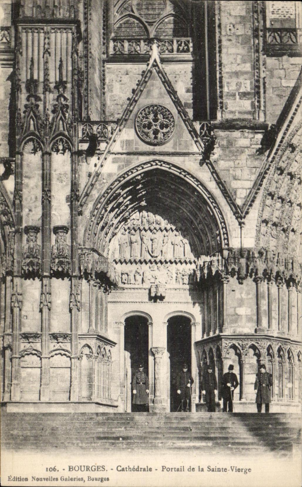 CPA Bourges Cathedrale Portail De la Sainte Vierge Soldats Militaria 