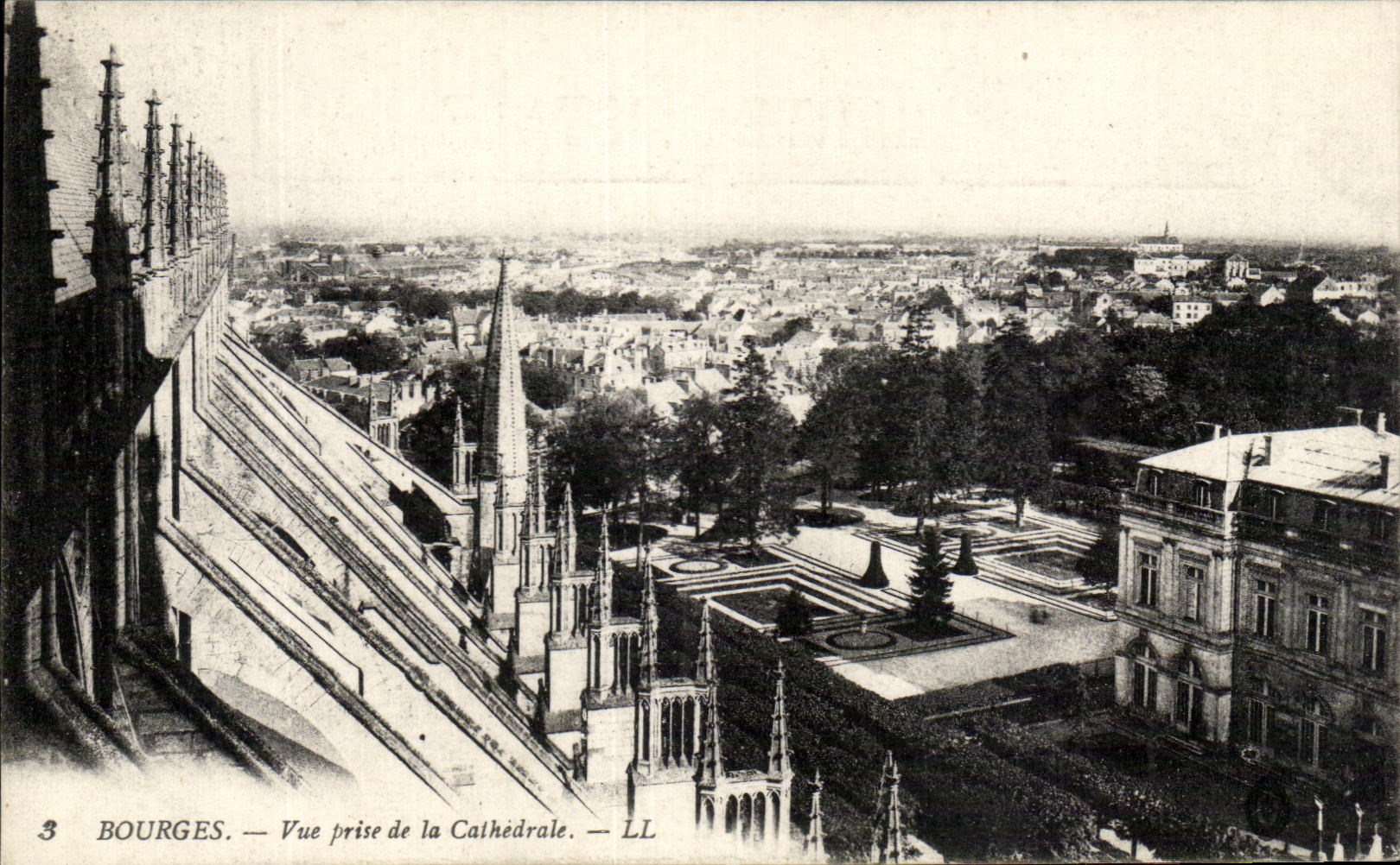 CPA Bourges Vue Prise De La Cathedrale