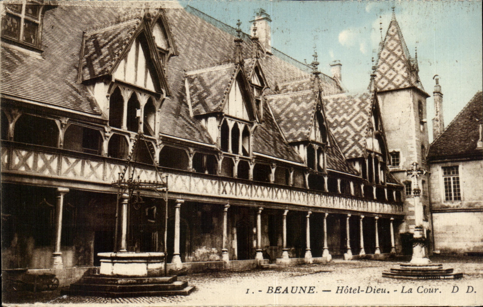 Beaune — Hôtel-Dieu — La Cour. D.D.