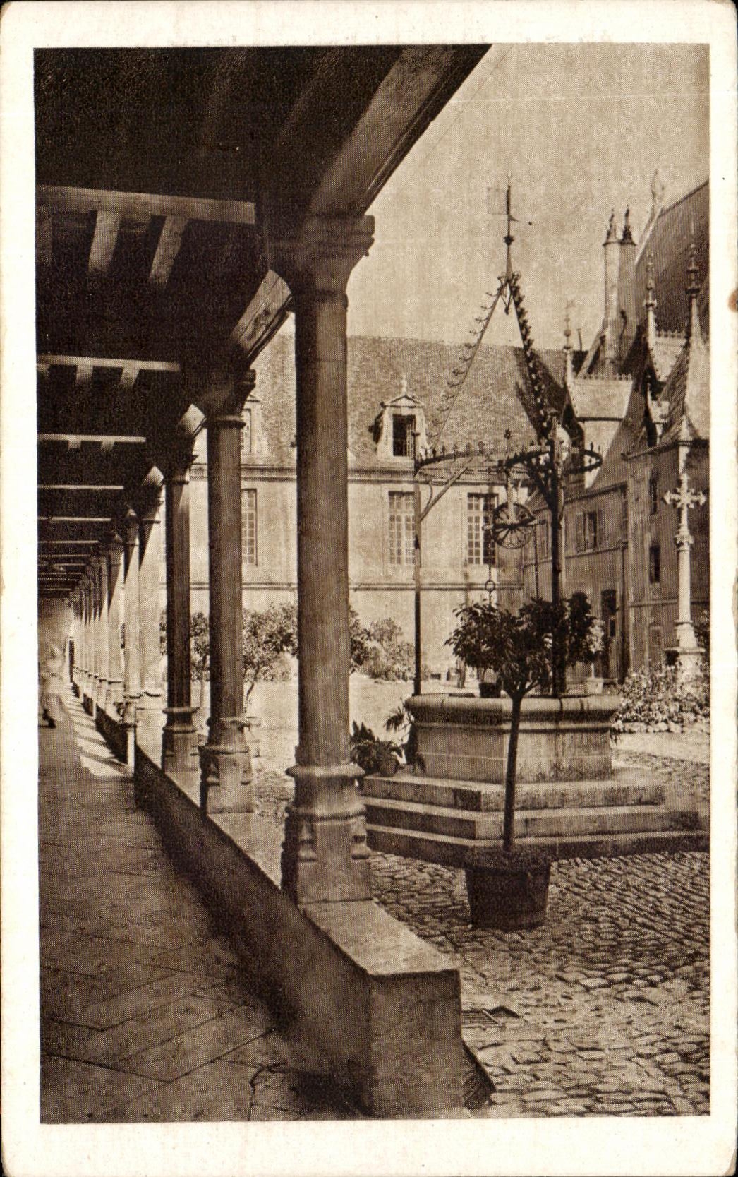 Cour d'honneur de l'Hostel-Dieu — côté nord — Édit. d'art — Librairie de la Renaissance, Beaune