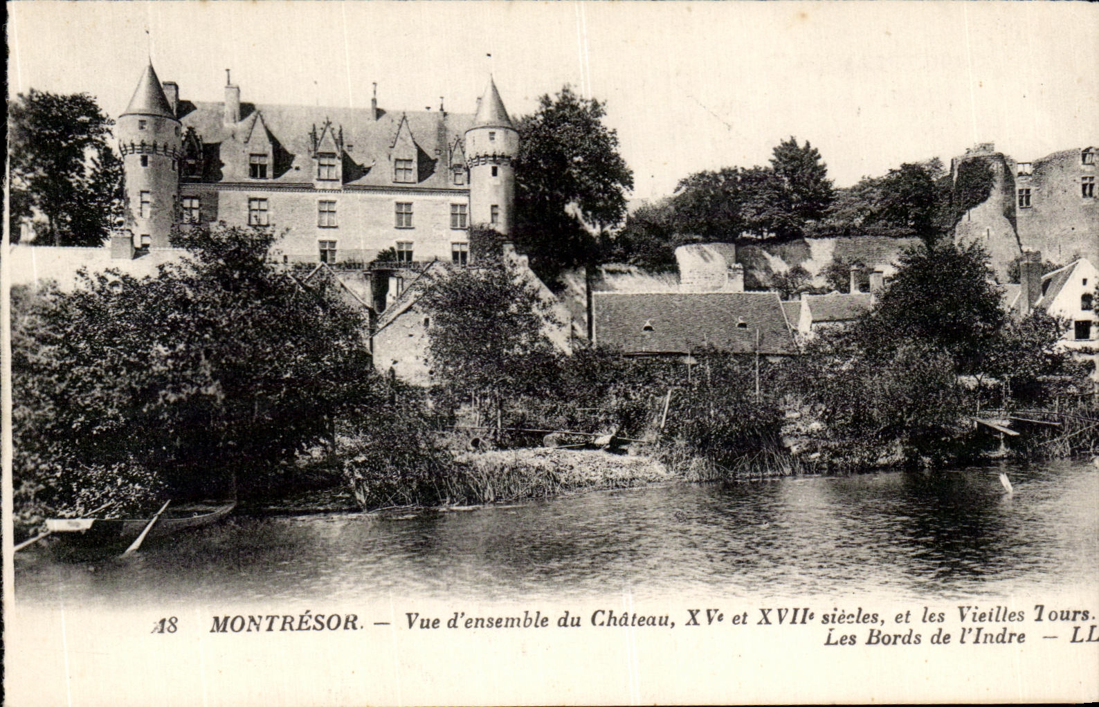 CPA Montresor Vue d'Ensemble Du Chateau 