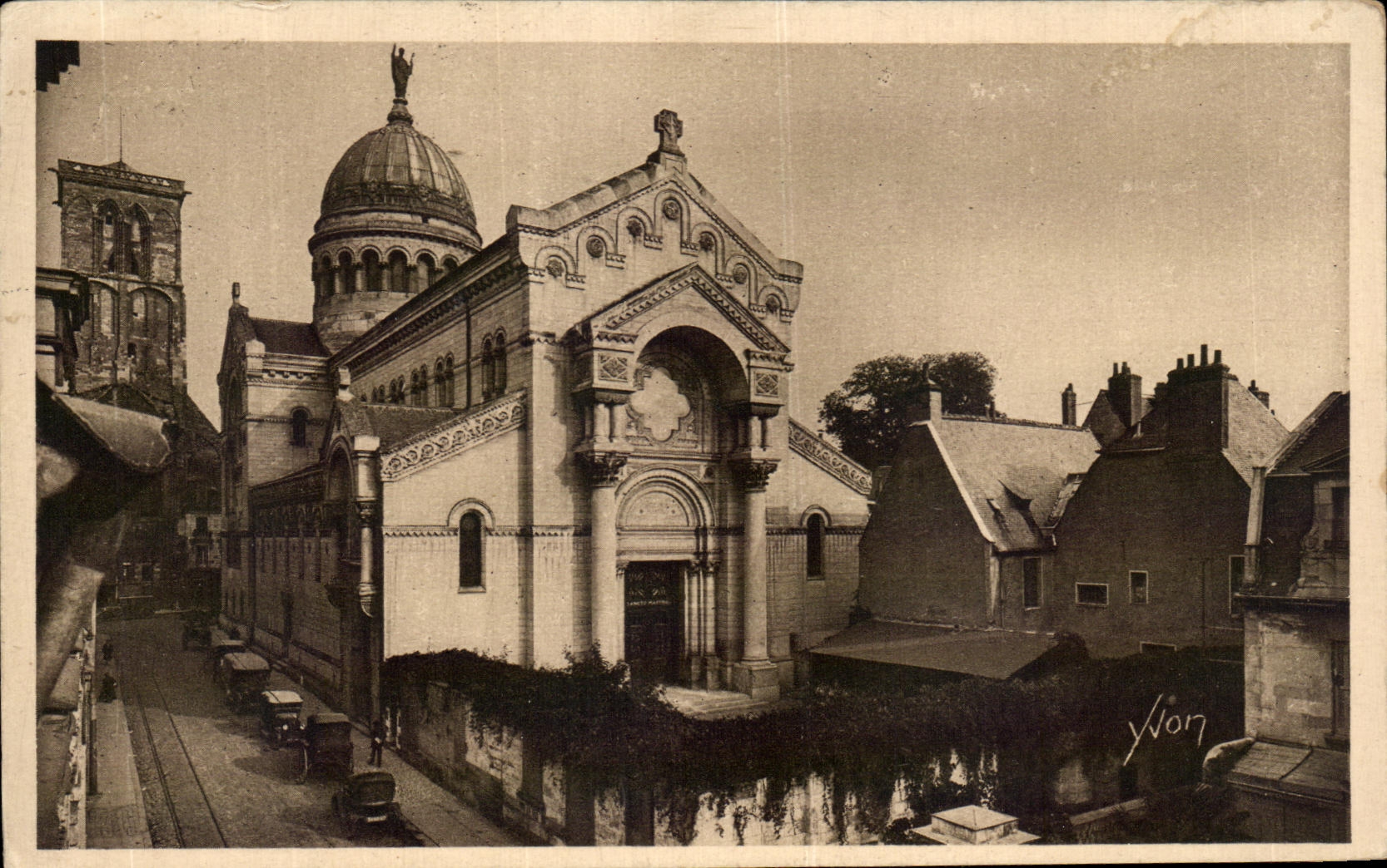 CPA La Douce France Tours La Basilique St Martin Et La Tour Charlemagne Dans Le Fond