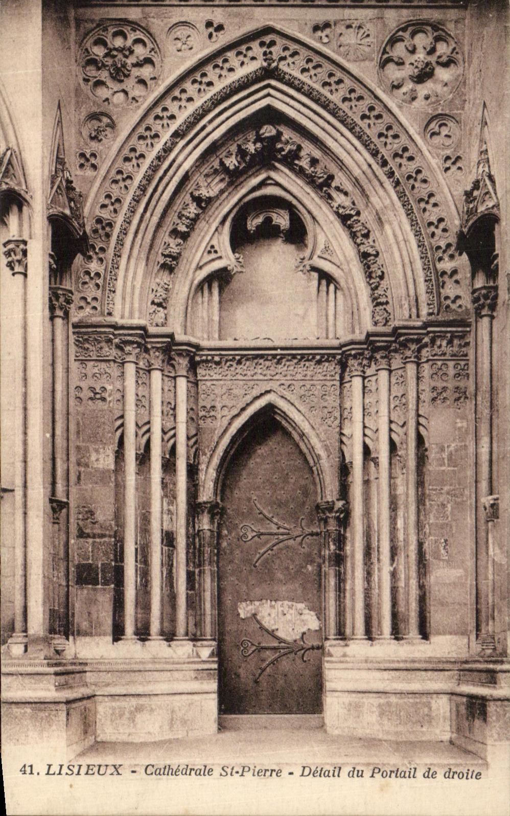 Lisieux - Kathedrale St-Pierre - Detail des rechten Portals