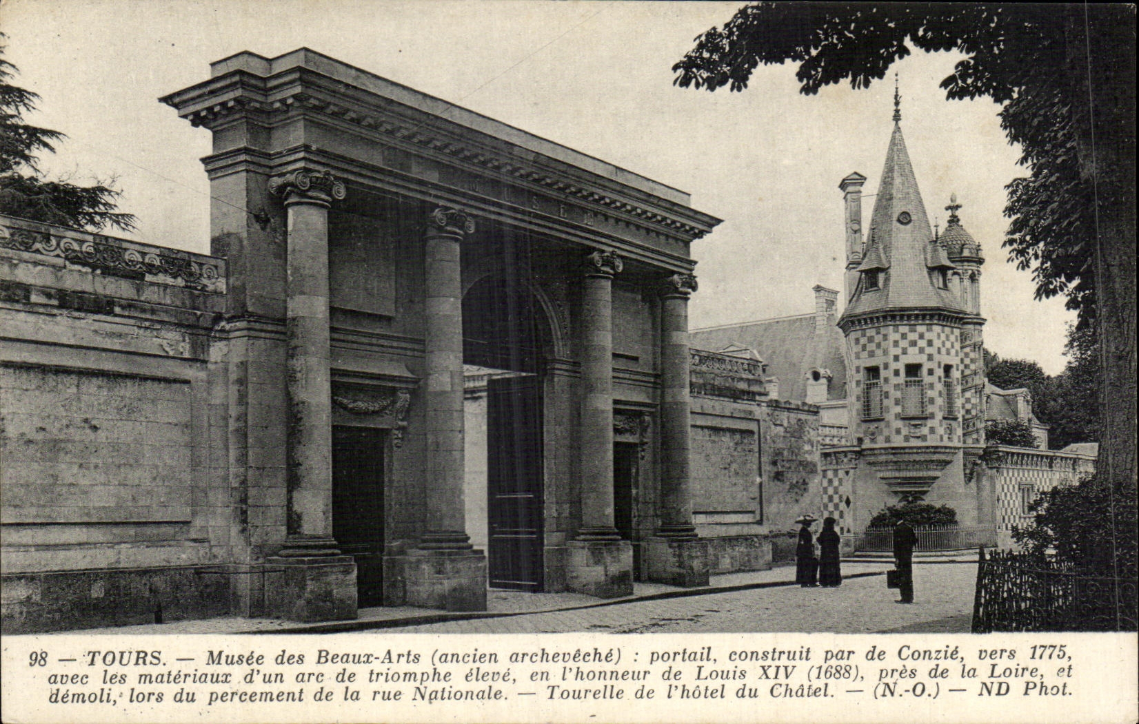 CPA Tours Musee des Beaux Arts Portail construit par de Conzie