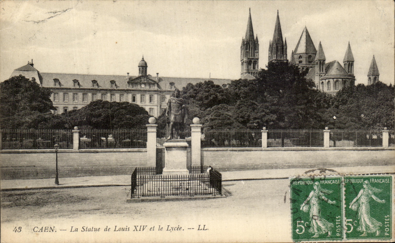 CPA Caen la Statue de Louis XIV et le Lycee
