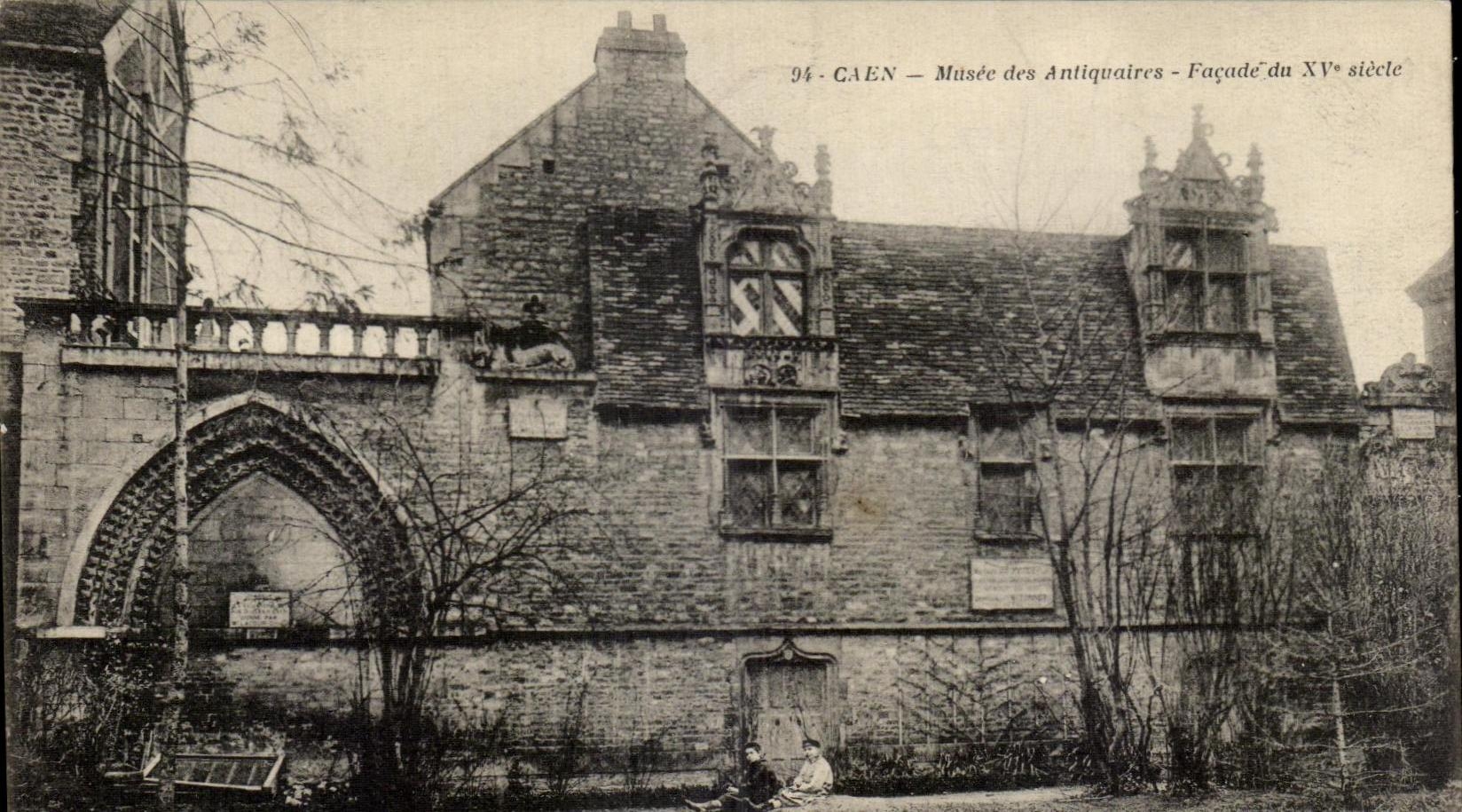 CPA Caen Musee des Antiquaires Facade du 15eme