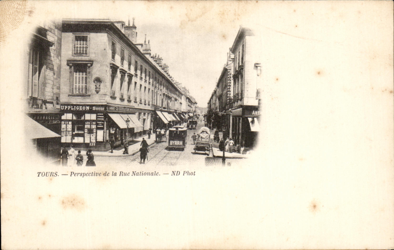CPA Tours perspective de la Rue Nationale Byrrh