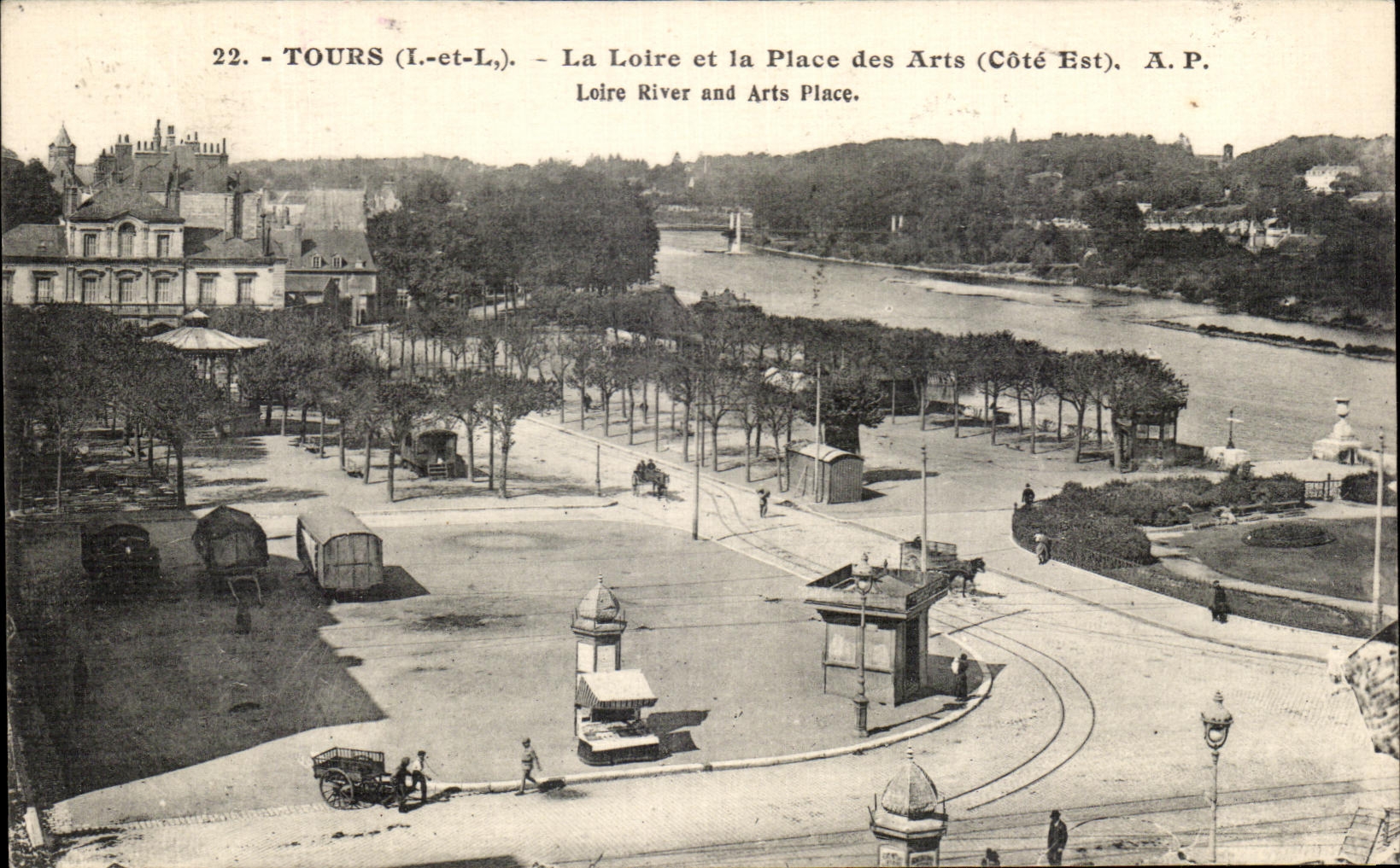 CPA Tours la Loire et la Place des Arts 