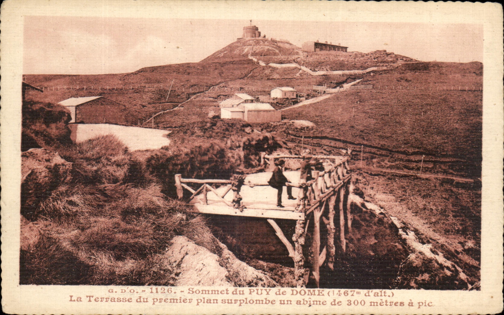 Gipfel des Puy de Dôme — Terrasse mit Blick auf einen 300 Meter tiefen Abgrund — G.D.O. n°1126
