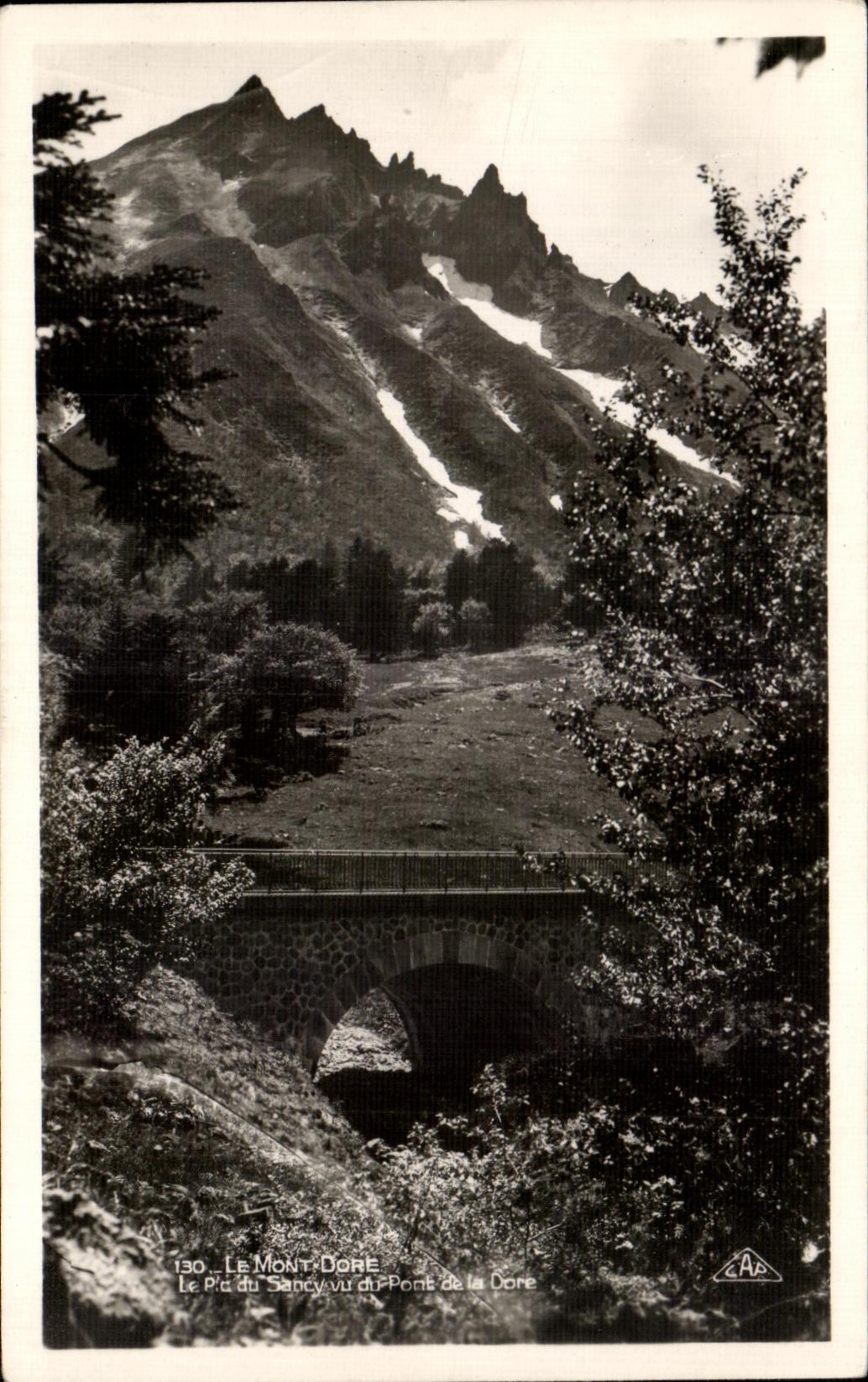 CPA Le Mont Dore Le pic de Sancy vu du pont de la Dore 