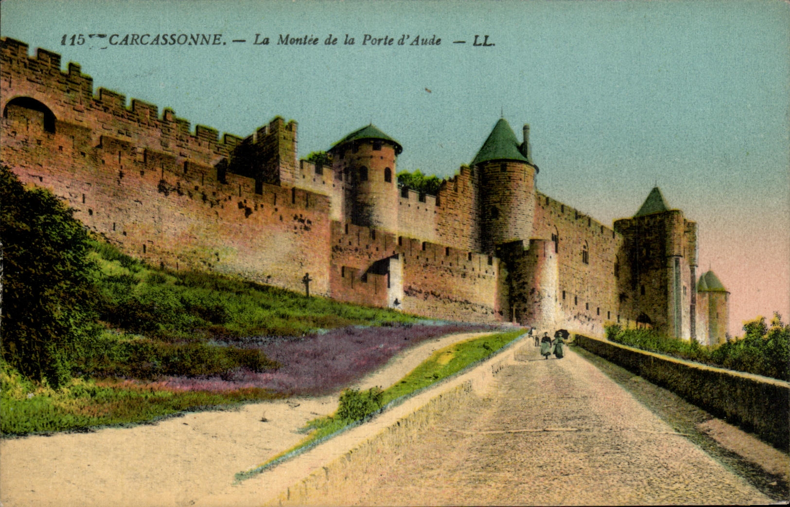 CPA Carcassonne La Montee De La Porte D'Aude