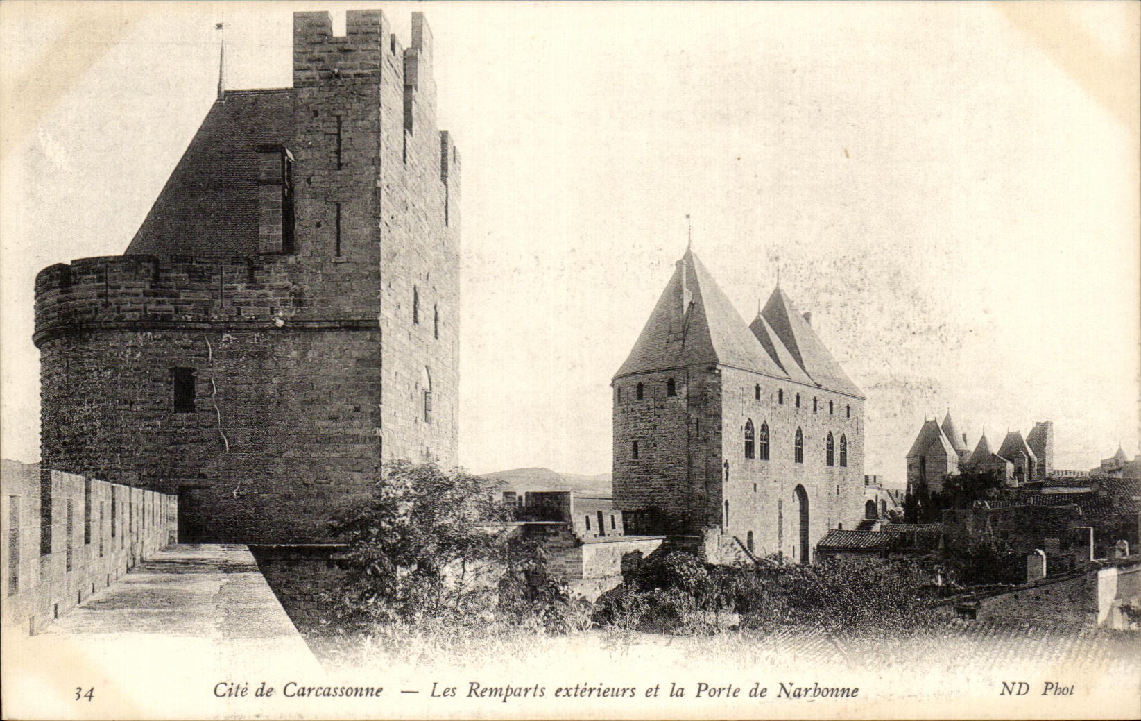 Cité de Carcassonne — Les Remparts extérieurs et la Porte de Narbonne — ND Phot
