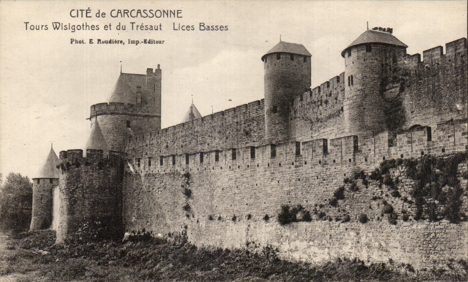 Cité de Carcassonne — Tours Wisigothes et du Trésaut, Lices Basses — Phot. E. Roudière, Imp.-Éditeur